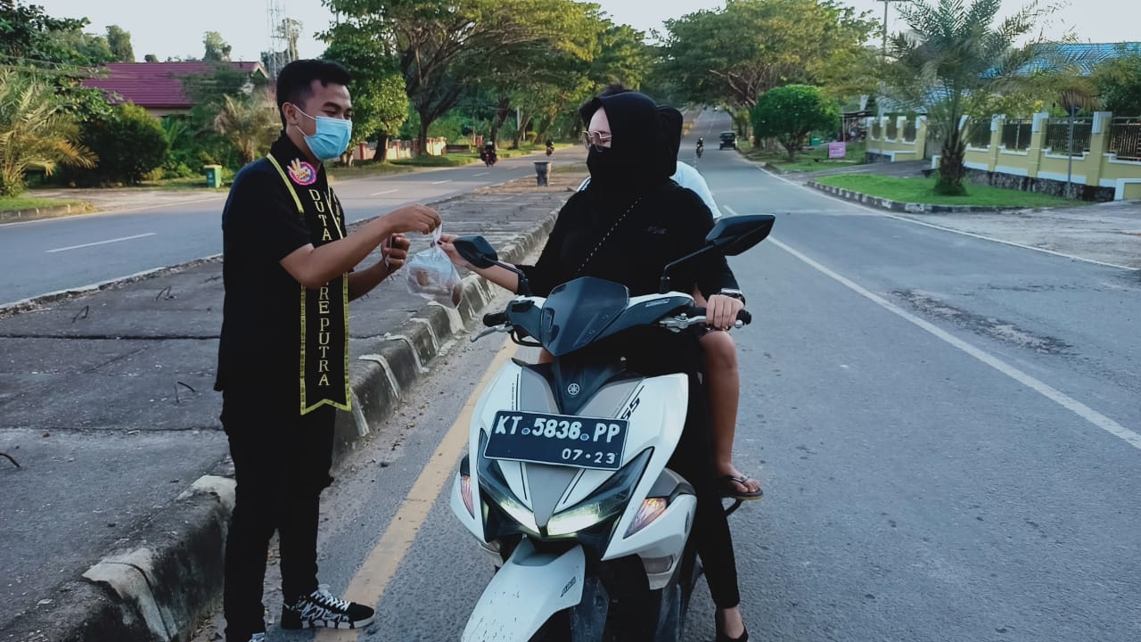 Saka Kencana dan Forum GenRe Kutai Barat Bagikan Takjil, Berbagi Berkah di Bulan Ramadhan